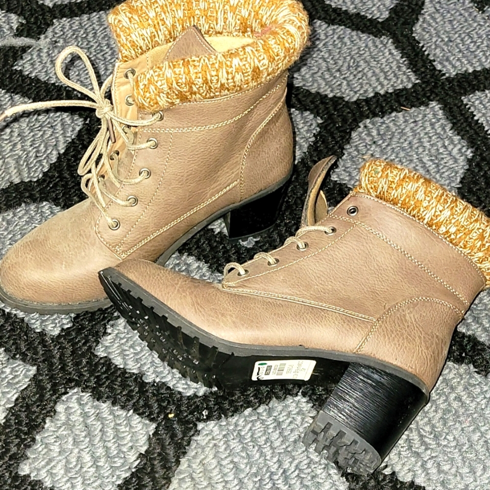 Winter fashion boots size 8 off brown tan